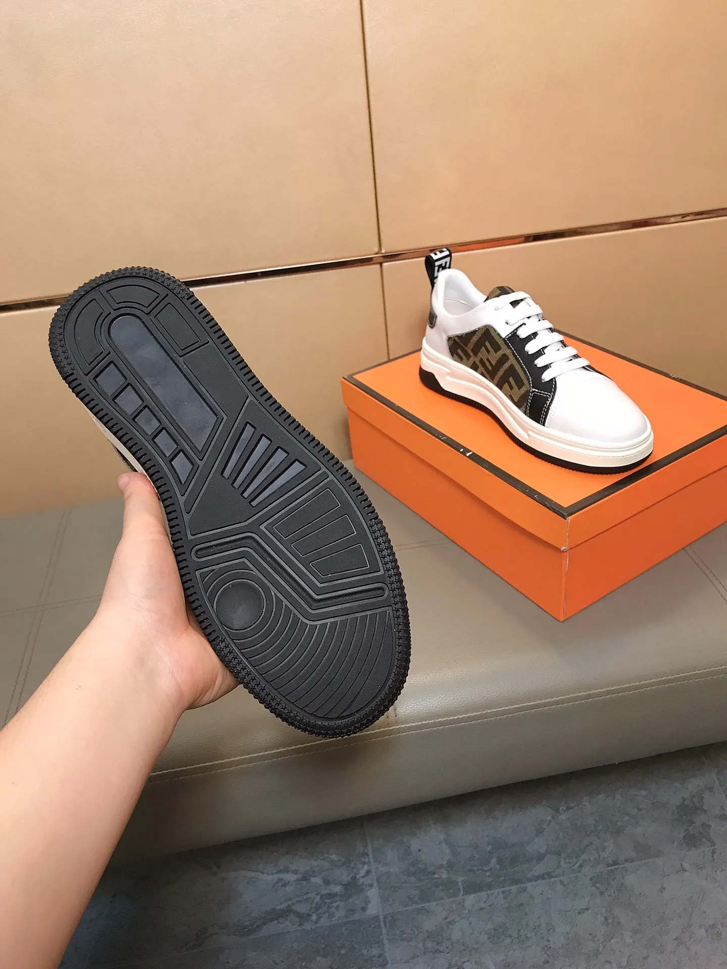 Factory price 400 🕷️🕷️FENDI [Fendi] Men’s new casual shoes are hot! , that kind of calm connotation️elegant taste is indescribable to start the journey of fashionable shoes💍💍to cope with various occasions calmly! The momentum of the big names speaks for itself! Comfortable and comfortable on the feet! Material: Imported cowhide + printed material, sheepskin lining. Fashion essential! 2 colors available! Code number: 38-44